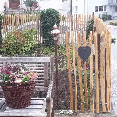 Deko-Herz am Staketenzaun.