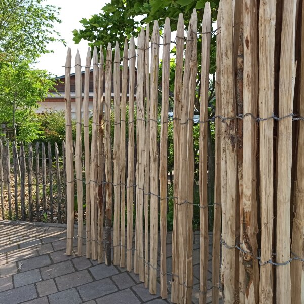 Proline Staketenzaun aus Edelkastanie und Eiche Kastanie 2-4cm Lattabstand 150cm Höhe 5m