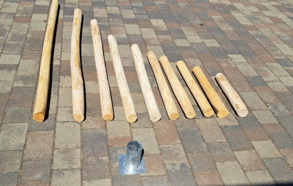 Pfosten aus Kastanie Rundholz mit Aufschraubbodenhülse 150cm lang 8cm Ø