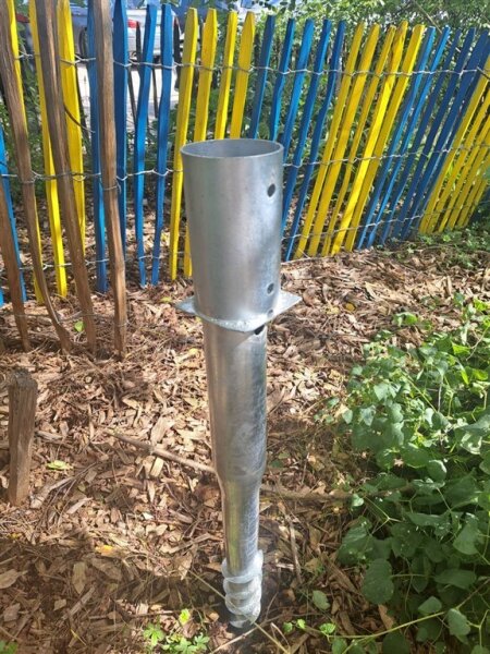 Pfosten aus Kastanie Rundholz mit Einschraubbodenhülse 150cm lang 8cm Ø