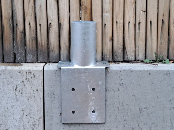 Pfosten aus Kastanie Rundholz mit Randsteinhülse 100cm lang 8cm Ø